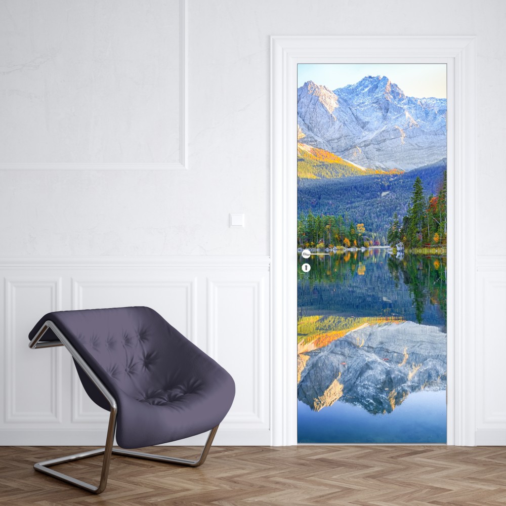 Naklejka na drzwi jesienne odbicie na Eibsee przy Zugspitze – Wallissimo® Naklejka na drzwi jesienne odbicie na Eibsee przy Zugspitze – Wallissimo®
