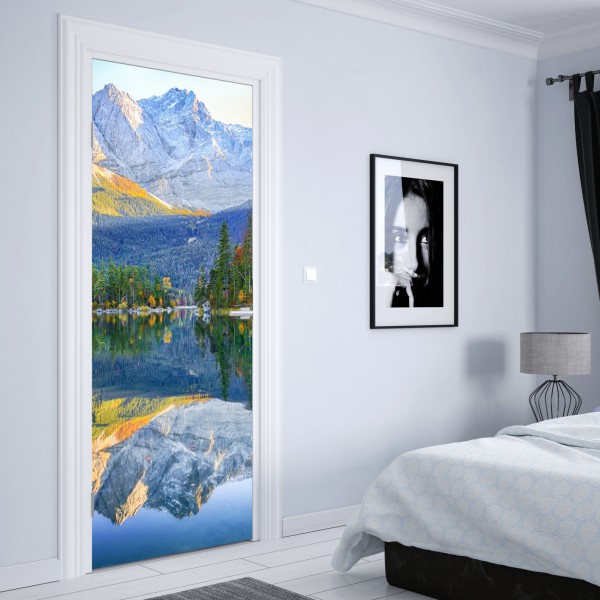 Naklejka na drzwi jesienne odbicie na Eibsee przy Zugspitze – Wallissimo® Naklejka na drzwi jesienne odbicie na Eibsee przy Zugspitze – Wallissimo®