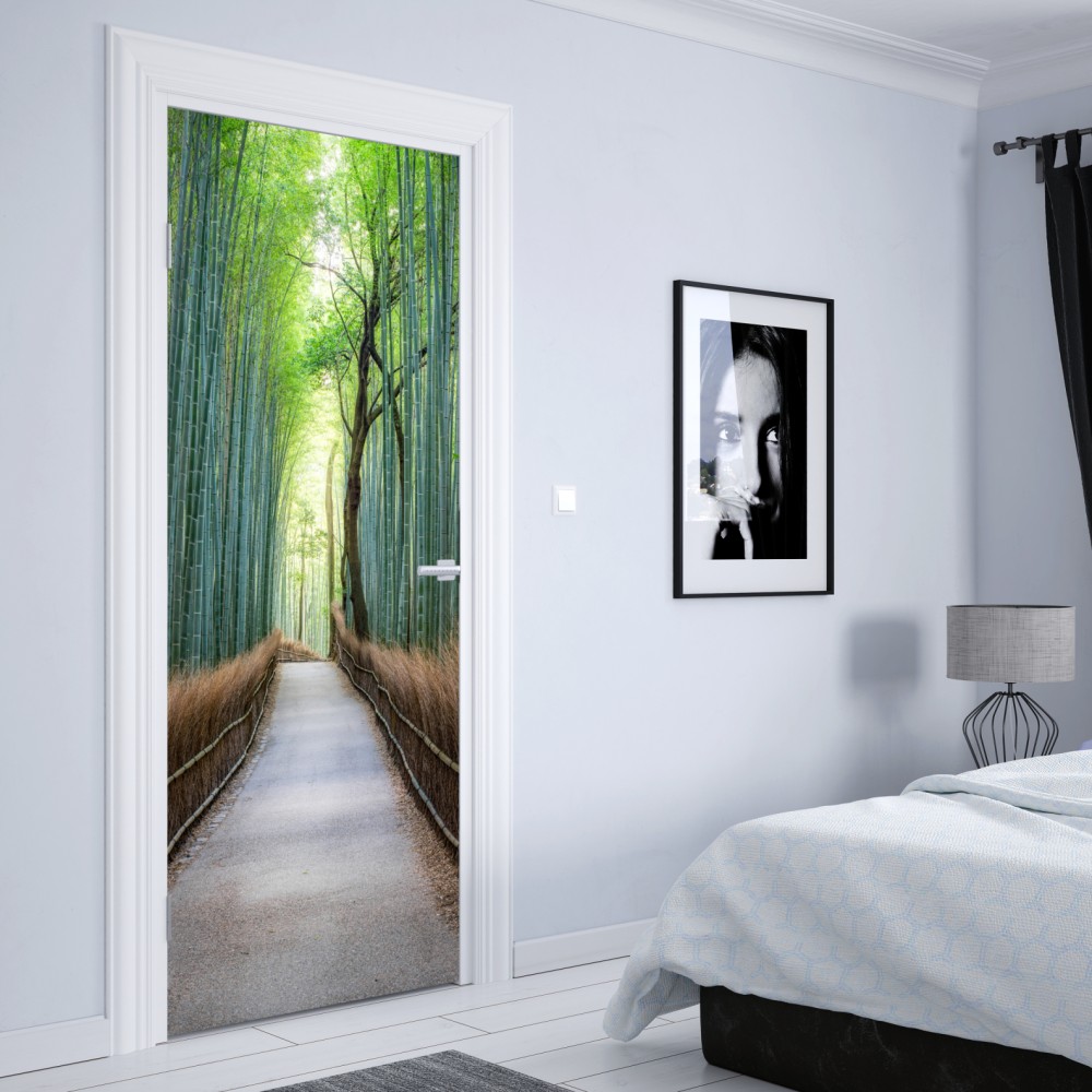 Naklejka na drzwi spokojna ścieżka w lesie bambusowym – Wallissimo® Naklejka na drzwi spokojna ścieżka w lesie bambusowym – Wallissimo®