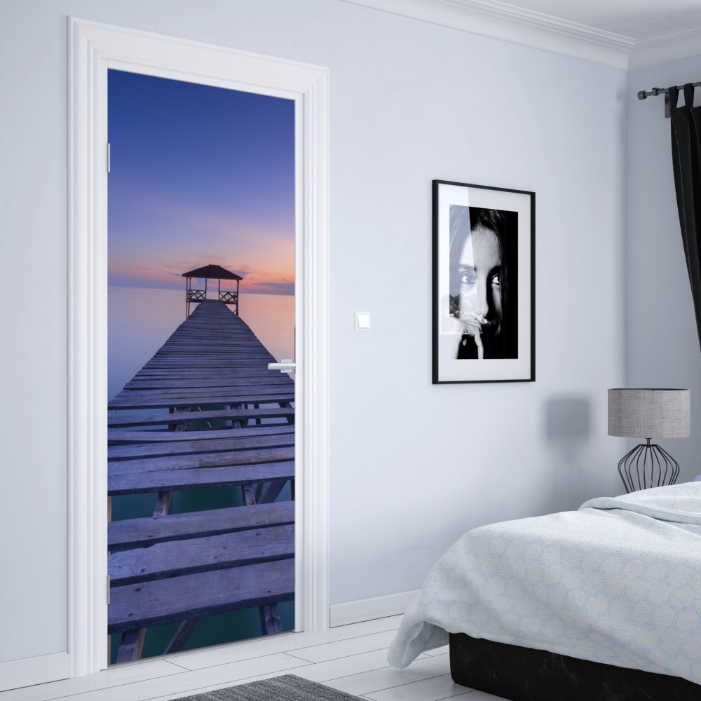 Naklejka na drzwi spokojne drewniane molo o zachodzie słońca – Wallissimo® Naklejka na drzwi spokojne drewniane molo o zachodzie słońca – Wallissimo®