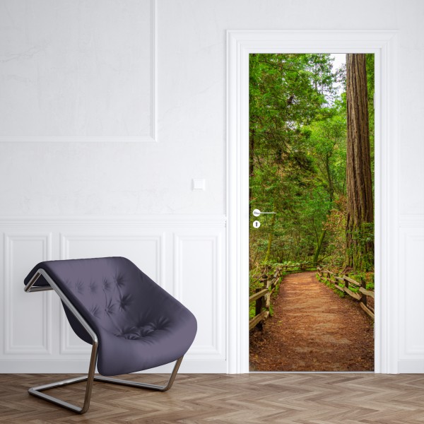 Naklejka na drzwi majestatyczna ścieżka w lesie sekwoi – Wallissimo® Naklejka na drzwi majestatyczna ścieżka w lesie sekwoi – Wallissimo®