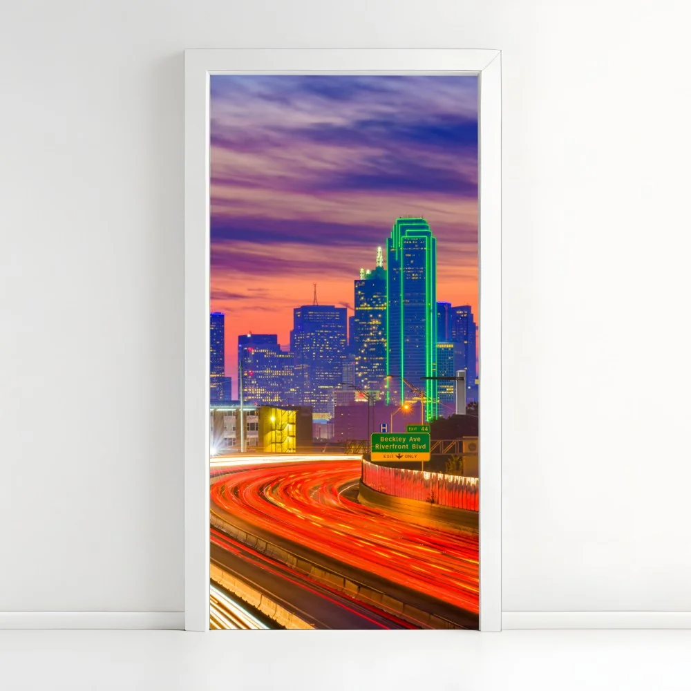 Naklejka na drzwi panorama Dallas o zachodzie słońca z świetlnymi smugami autostrady – Wallissimo® Naklejka na drzwi panorama Dallas o zachodzie słońca z świetlnymi smugami autostrady – Wallissimo®