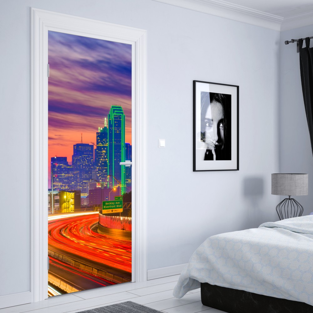 Naklejka na drzwi panorama Dallas o zachodzie słońca z świetlnymi smugami autostrady – Wallissimo® Naklejka na drzwi panorama Dallas o zachodzie słońca z świetlnymi smugami autostrady – Wallissimo®