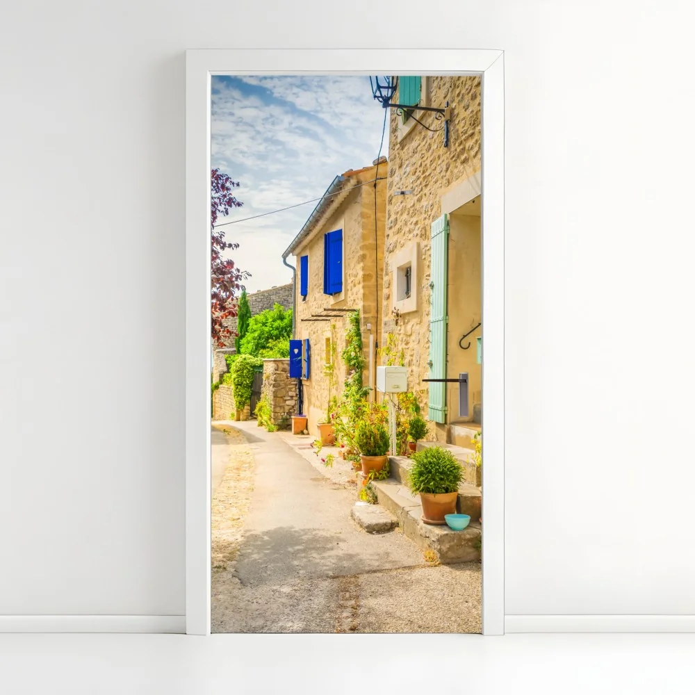 Naklejka na drzwi słoneczna uliczka z kamiennymi domami i kolorowymi okiennicami – Wallissimo® Naklejka na drzwi słoneczna uliczka z kamiennymi domami i kolorowymi okiennicami – Wallissimo®