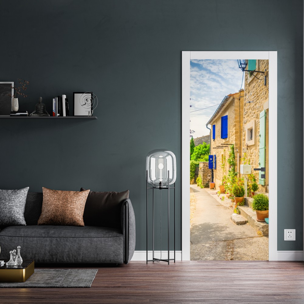 Naklejka na drzwi słoneczna uliczka z kamiennymi domami i kolorowymi okiennicami – Wallissimo® Naklejka na drzwi słoneczna uliczka z kamiennymi domami i kolorowymi okiennicami – Wallissimo®