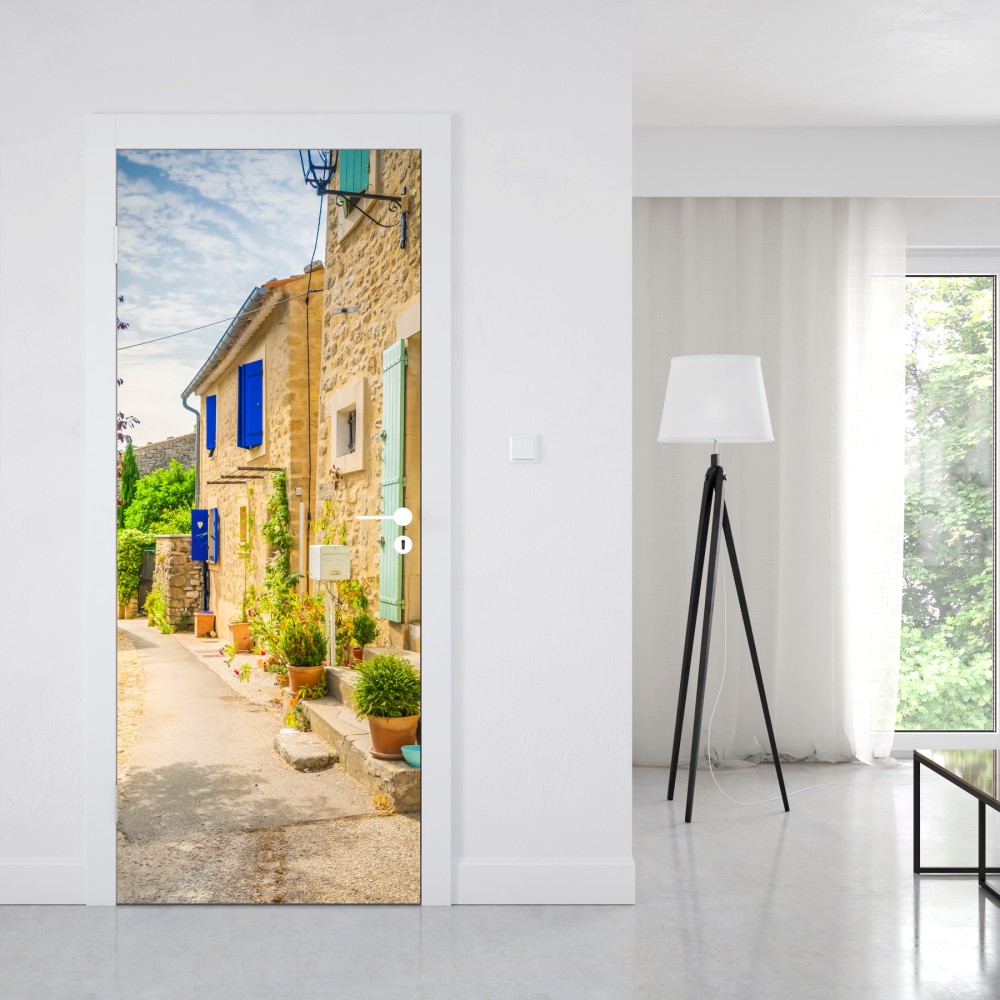 Naklejka na drzwi słoneczna uliczka z kamiennymi domami i kolorowymi okiennicami – Wallissimo® Naklejka na drzwi słoneczna uliczka z kamiennymi domami i kolorowymi okiennicami – Wallissimo®