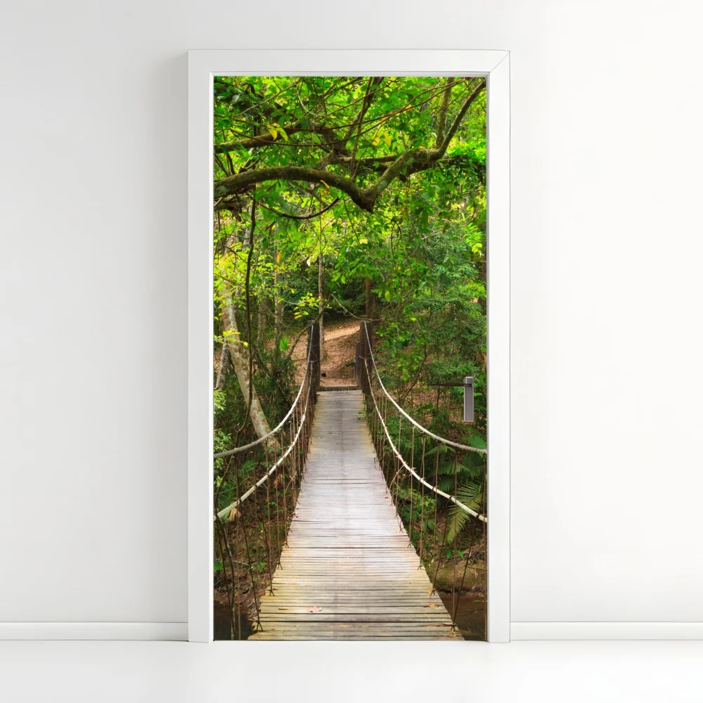 Naklejka na drzwi wiszący drewniany most w zielonym lesie – Wallissimo® Naklejka na drzwi wiszący drewniany most w zielonym lesie – Wallissimo®