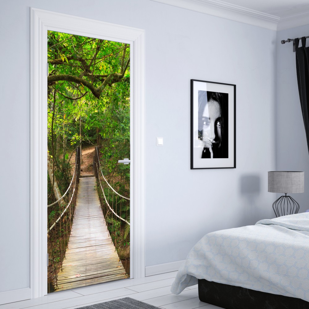 Naklejka na drzwi wiszący drewniany most w zielonym lesie – Wallissimo® Naklejka na drzwi wiszący drewniany most w zielonym lesie – Wallissimo®