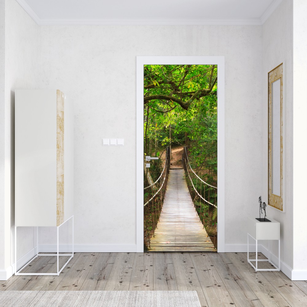 Naklejka na drzwi wiszący drewniany most w zielonym lesie – Wallissimo® Naklejka na drzwi wiszący drewniany most w zielonym lesie – Wallissimo®
