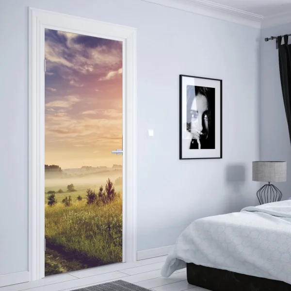 Naklejka na drzwi fioletowy makro kwiat z kroplą rosy – Wallissimo®