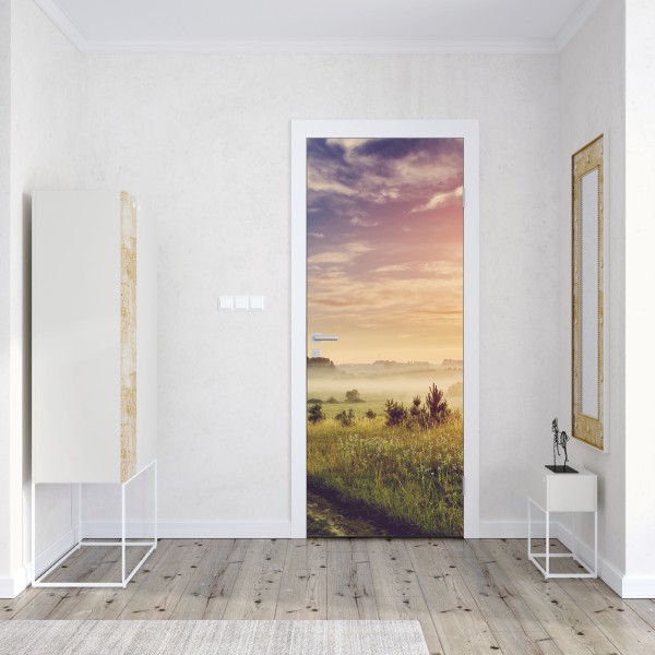 Naklejka na drzwi mglisty wschód słońca nad wiejską łąką – Wallissimo® Naklejka na drzwi mglisty wschód słońca nad wiejską łąką – Wallissimo®