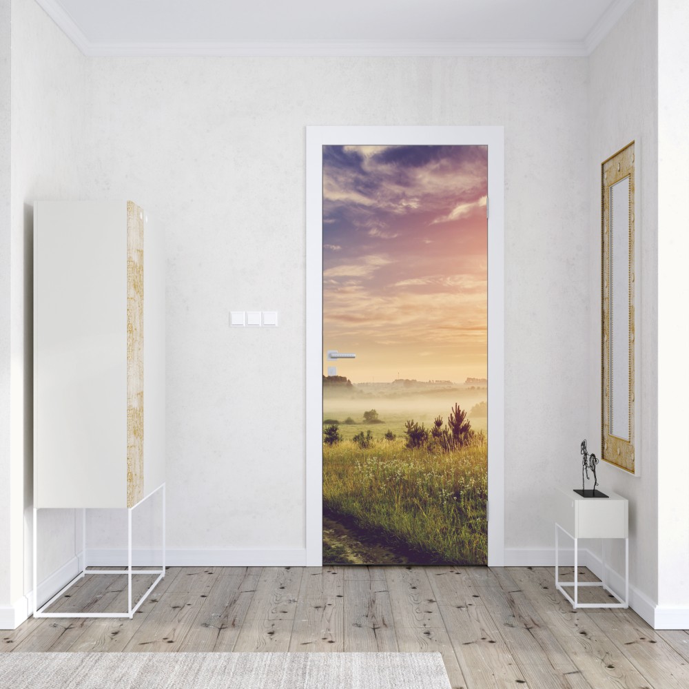 Naklejka na drzwi mglisty wschód słońca nad wiejską łąką – Wallissimo® Naklejka na drzwi mglisty wschód słońca nad wiejską łąką – Wallissimo®