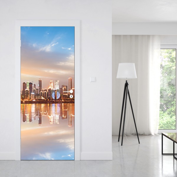 Naklejka na drzwi panorama miasta odbita w wodzie o zmierzchu – Wallissimo® Naklejka na drzwi panorama miasta odbita w wodzie o zmierzchu – Wallissimo®