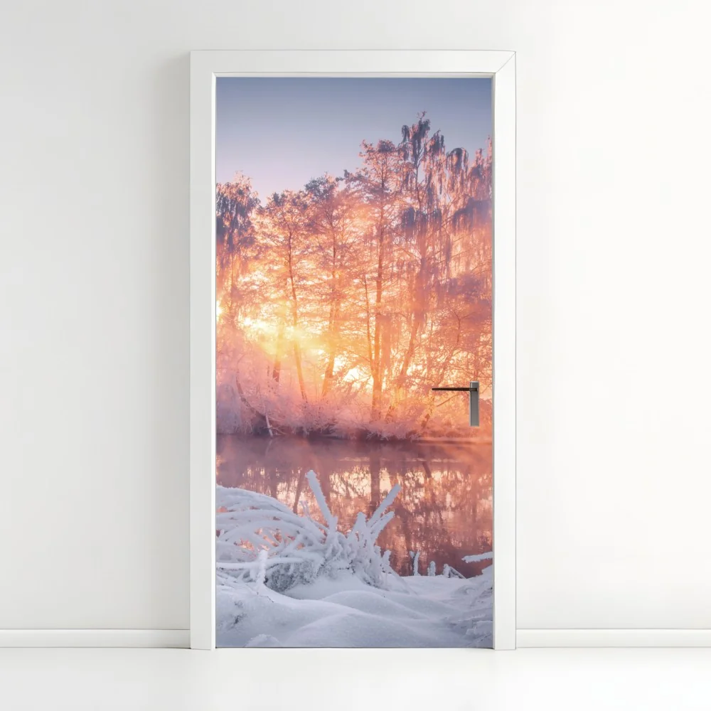 Naklejka na drzwi zimowy wschód słońca nad zamarzniętą rzeką – Wallissimo® Naklejka na drzwi zimowy wschód słońca nad zamarzniętą rzeką – Wallissimo®