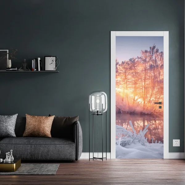 Naklejka na drzwi zimowy wschód słońca nad zamarzniętą rzeką – Wallissimo® Naklejka na drzwi zimowy wschód słońca nad zamarzniętą rzeką – Wallissimo®