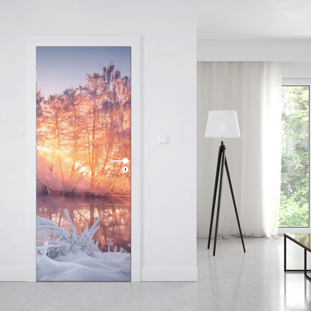 Naklejka na drzwi zimowy wschód słońca nad zamarzniętą rzeką – Wallissimo® Naklejka na drzwi zimowy wschód słońca nad zamarzniętą rzeką – Wallissimo®