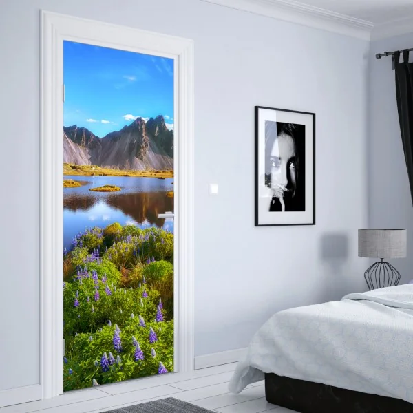 Naklejka na drzwi żywe łubinowe łąki przy Vestrahorn, Islandia – Wallissimo® Naklejka na drzwi żywe łubinowe łąki przy Vestrahorn, Islandia – Wallissimo®
