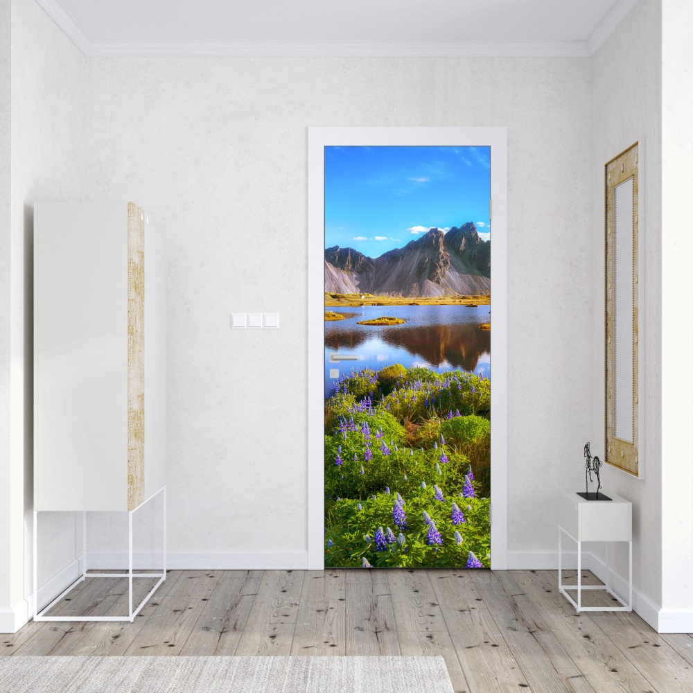 Naklejka na drzwi żywe łubinowe łąki przy Vestrahorn, Islandia – Wallissimo® Naklejka na drzwi żywe łubinowe łąki przy Vestrahorn, Islandia – Wallissimo®