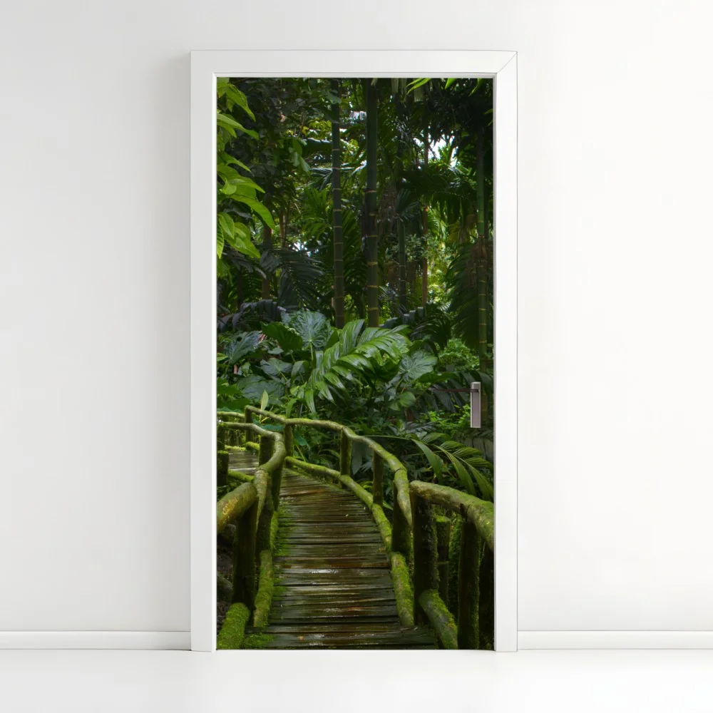 Naklejka na drzwi spokojna kładka w dżungli przez bujny las deszczowy – Wallissimo® Naklejka na drzwi spokojna kładka w dżungli przez bujny las deszczowy – Wallissimo®