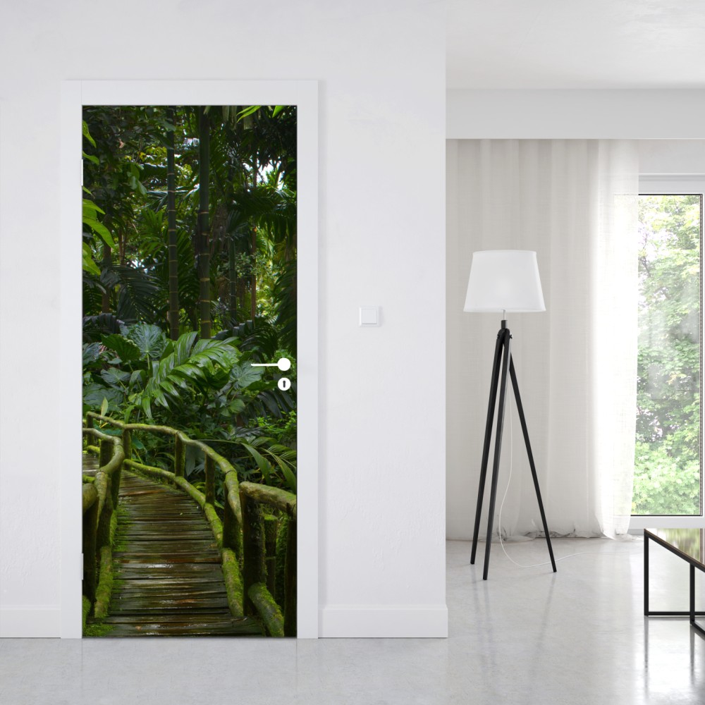 Naklejka na drzwi spokojna kładka w dżungli przez bujny las deszczowy – Wallissimo® Naklejka na drzwi spokojna kładka w dżungli przez bujny las deszczowy – Wallissimo®