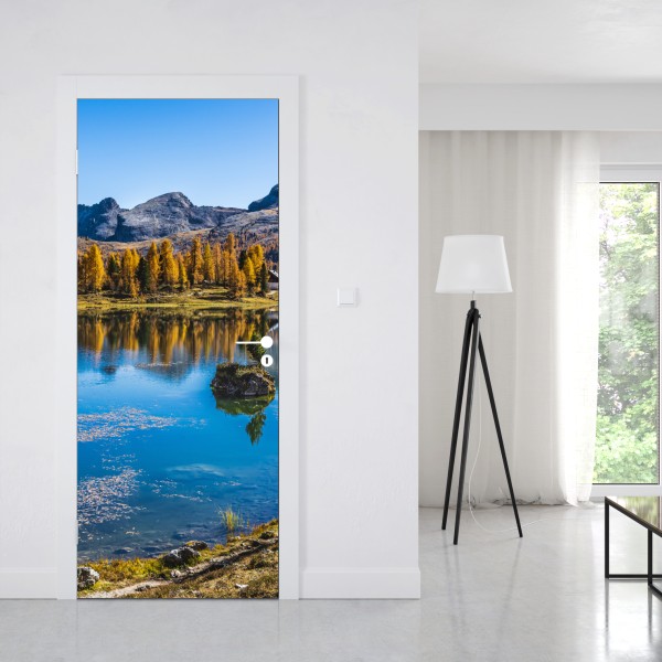 Naklejka na drzwi spokojny poranek nad jeziorem Braies, Dolomity – Wallissimo®