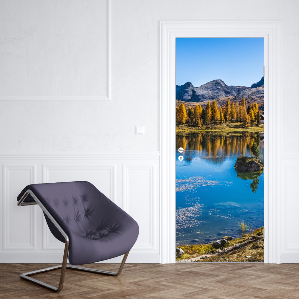 Naklejka na drzwi jesienne alpejskie jezioro z odbiciami gór – Wallissimo® Naklejka na drzwi jesienne alpejskie jezioro z odbiciami gór – Wallissimo®