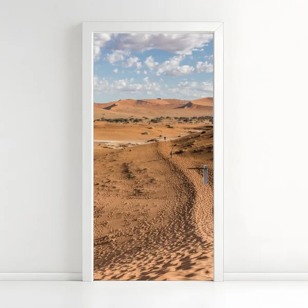 Naklejka na drzwi bezgraniczne wydmy pustyni pod błękitnym niebem