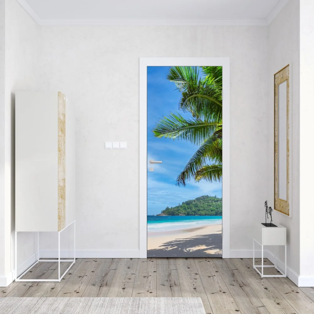 Naklejka na drzwi tropikalna plaża z palmami i żaglówką – Wallissimo® Naklejka na drzwi tropikalna plaża z palmami i żaglówką – Wallissimo®