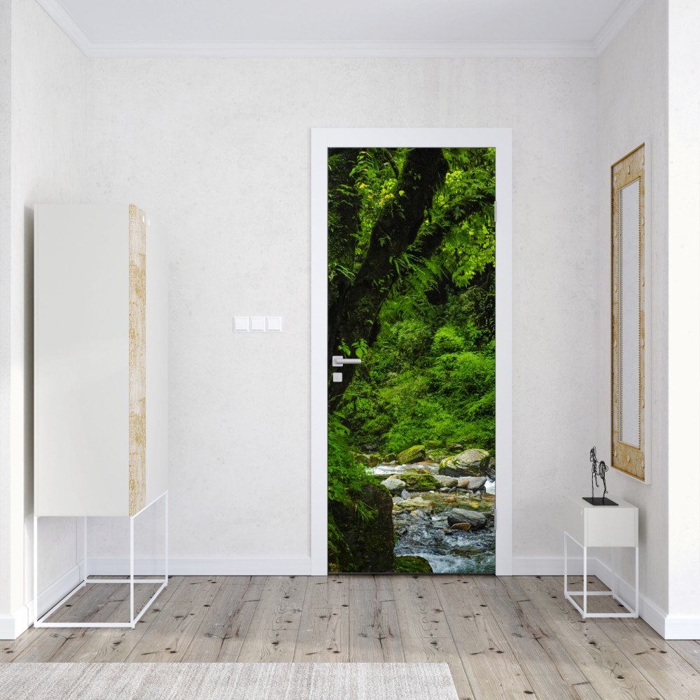 Naklejka na drzwi bujny zielony wodospad w lesie – Wallissimo® Naklejka na drzwi bujny zielony wodospad w lesie – Wallissimo®