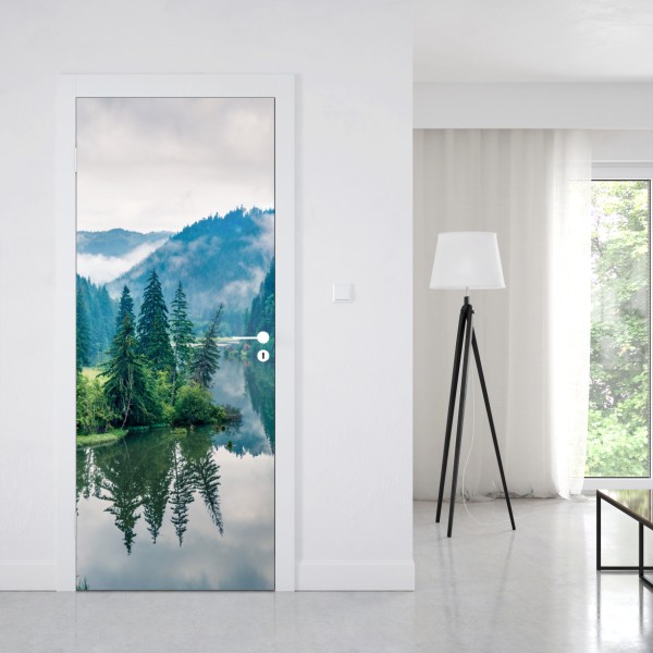 Naklejka na drzwi mglisty poranek nad Lacu Rosu – Wallissimo® Naklejka na drzwi mglisty poranek nad Lacu Rosu – Wallissimo®