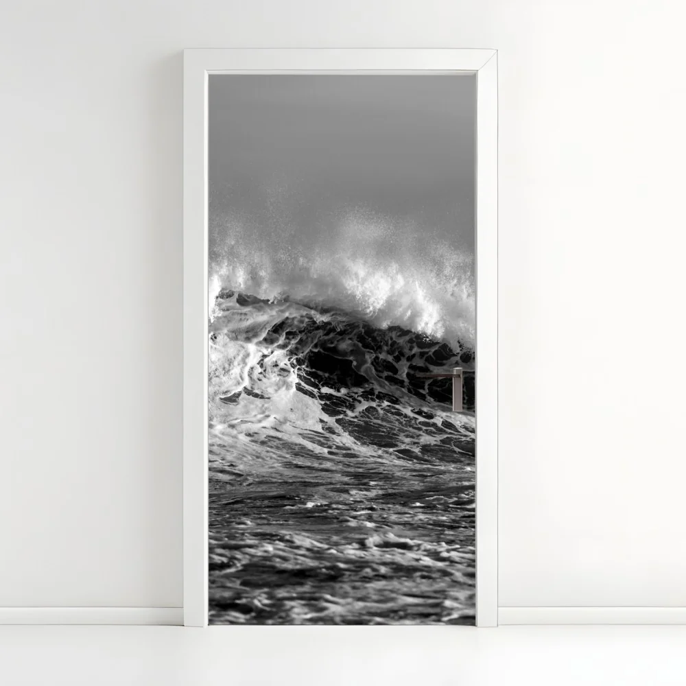 Naklejka na drzwi dramatyczna czarno-biała fala oceanu – Wallissimo® Naklejka na drzwi dramatyczna czarno-biała fala oceanu – Wallissimo®