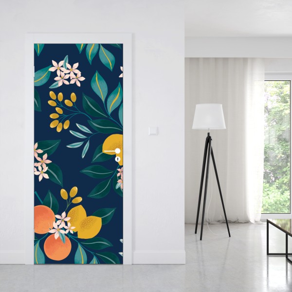 Naklejka na drzwi botaniczny wzór z kwiatami cytrusów na granatowym tle – Wallissimo® Naklejka na drzwi botaniczny wzór z kwiatami cytrusów na granatowym tle – Wallissimo®