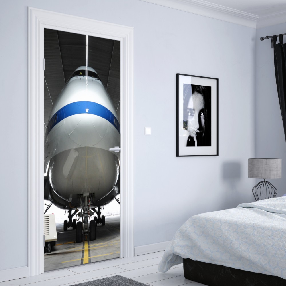 Naklejka na drzwi samolot towarowy w hangarze - widok z przodu – Wallissimo® Naklejka na drzwi samolot towarowy w hangarze - widok z przodu – Wallissimo®