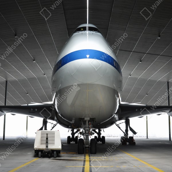 Naklejka na drzwi samolot towarowy w hangarze - widok z przodu – Wallissimo® Naklejka na drzwi samolot towarowy w hangarze - widok z przodu – Wallissimo®