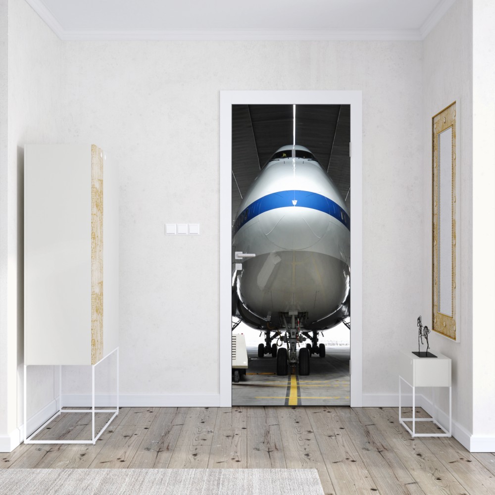 Naklejka na drzwi samolot towarowy w hangarze - widok z przodu – Wallissimo® Naklejka na drzwi samolot towarowy w hangarze - widok z przodu – Wallissimo®