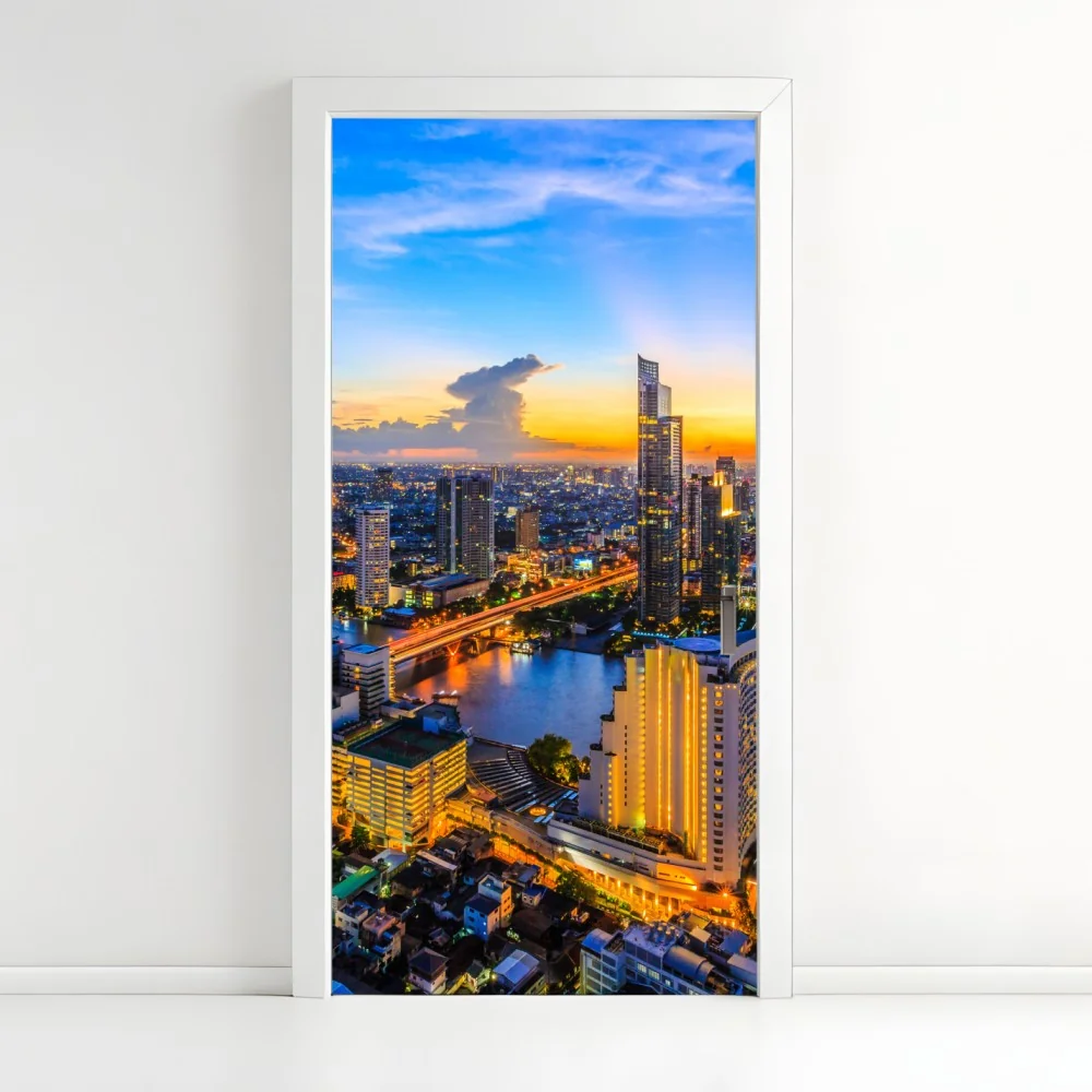 Naklejka na drzwi tętniąca życiem panorama miasta o zmierzchu – Wallissimo® Naklejka na drzwi tętniąca życiem panorama miasta o zmierzchu – Wallissimo®