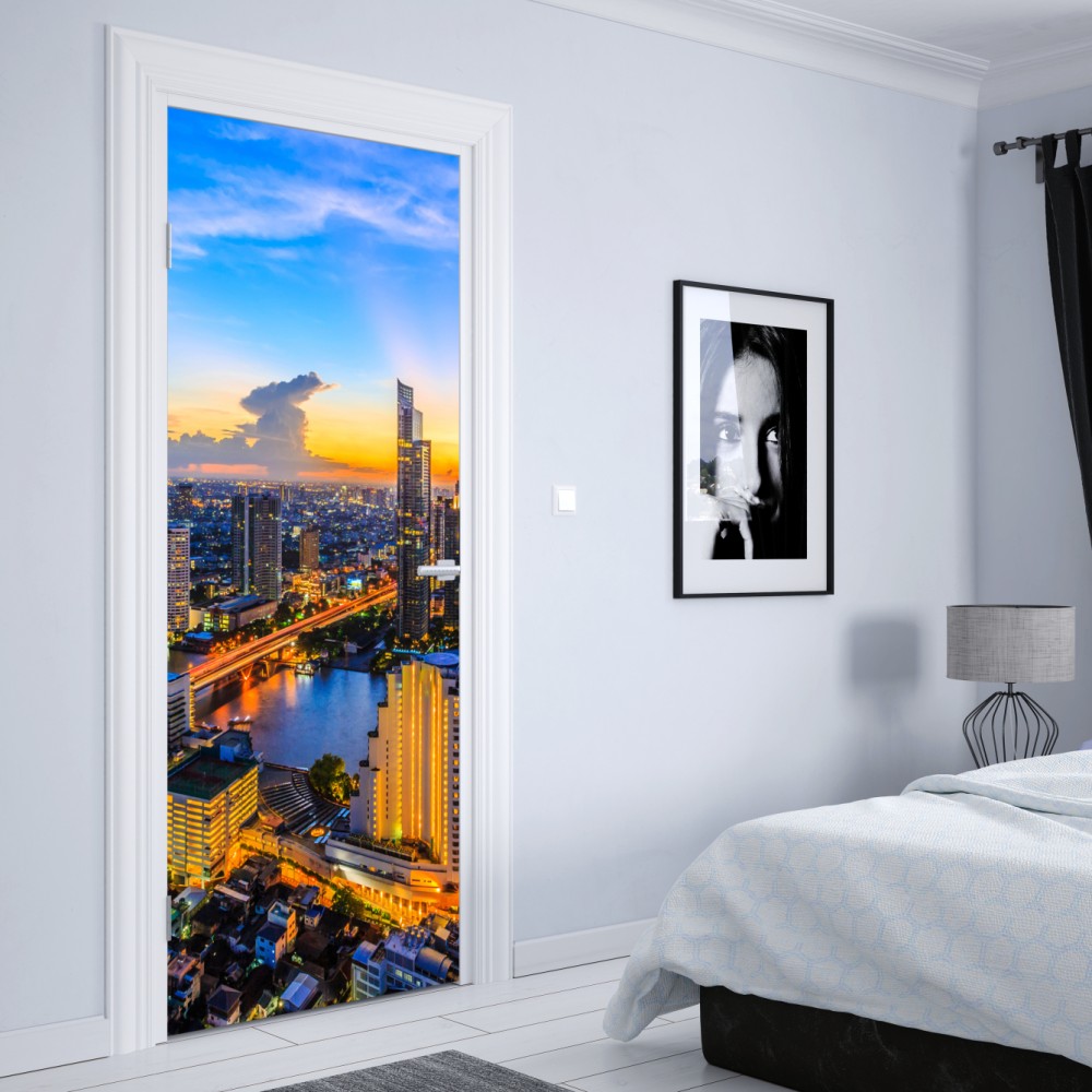 Naklejka na drzwi tętniąca życiem panorama miasta o zmierzchu – Wallissimo® Naklejka na drzwi tętniąca życiem panorama miasta o zmierzchu – Wallissimo®