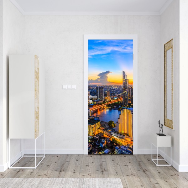 Naklejka na drzwi tętniąca życiem panorama miasta o zmierzchu – Wallissimo® Naklejka na drzwi tętniąca życiem panorama miasta o zmierzchu – Wallissimo®