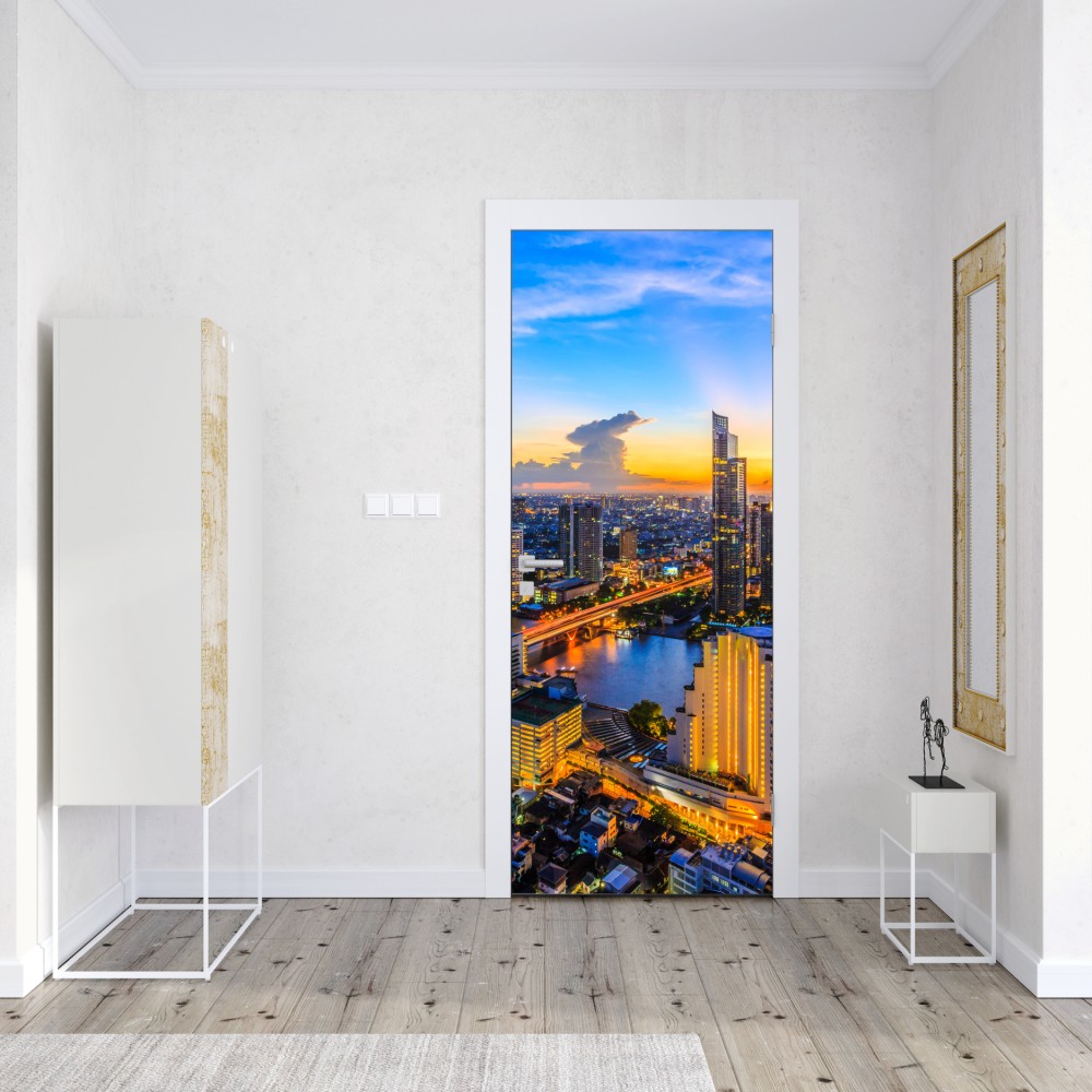 Naklejka na drzwi tętniąca życiem panorama miasta o zmierzchu – Wallissimo® Naklejka na drzwi tętniąca życiem panorama miasta o zmierzchu – Wallissimo®