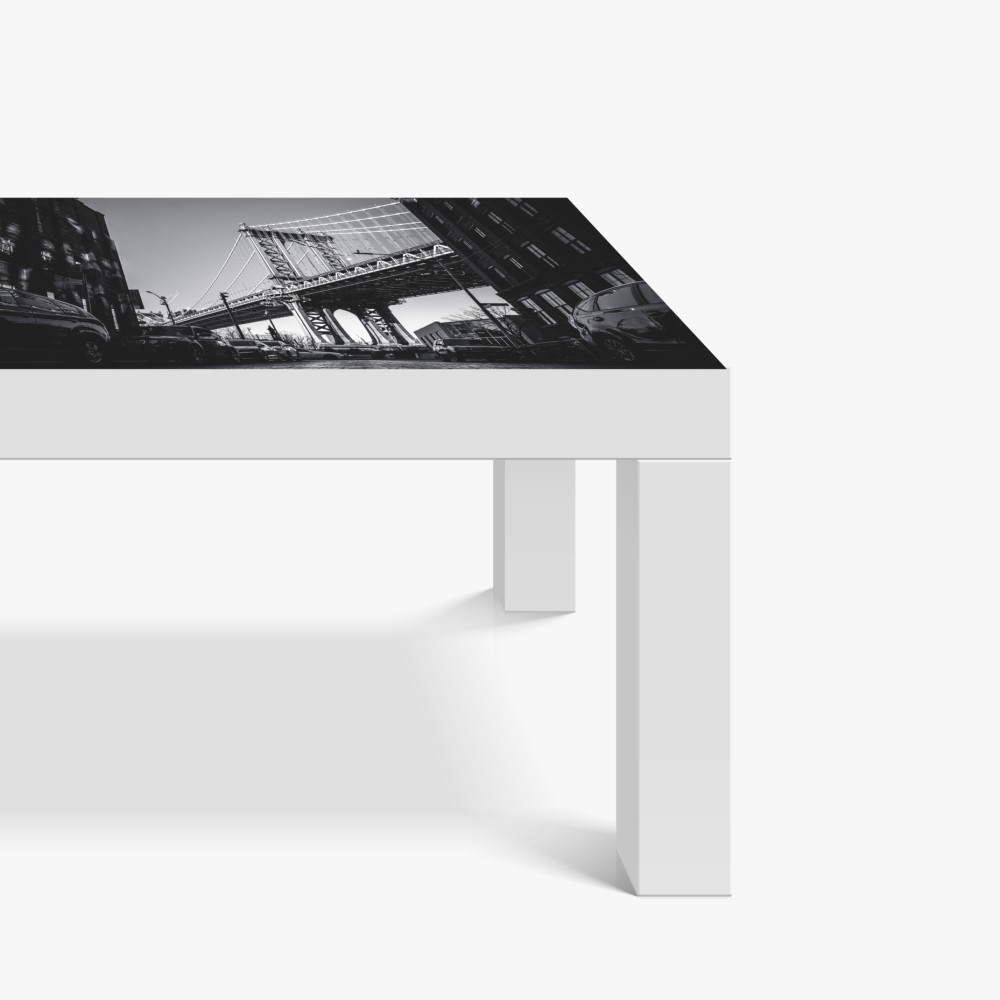 Naklejka na biurko i stół most na Manhattanie z perspektywy brukowanej ulicy – Wallissimo® Naklejka na biurko i stół most na Manhattanie z perspektywy brukowanej ulicy – Wallissimo®