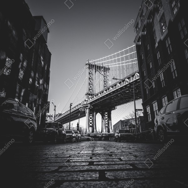 Naklejka na biurko i stół most na Manhattanie z perspektywy brukowanej ulicy – Wallissimo® Naklejka na biurko i stół most na Manhattanie z perspektywy brukowanej ulicy – Wallissimo®