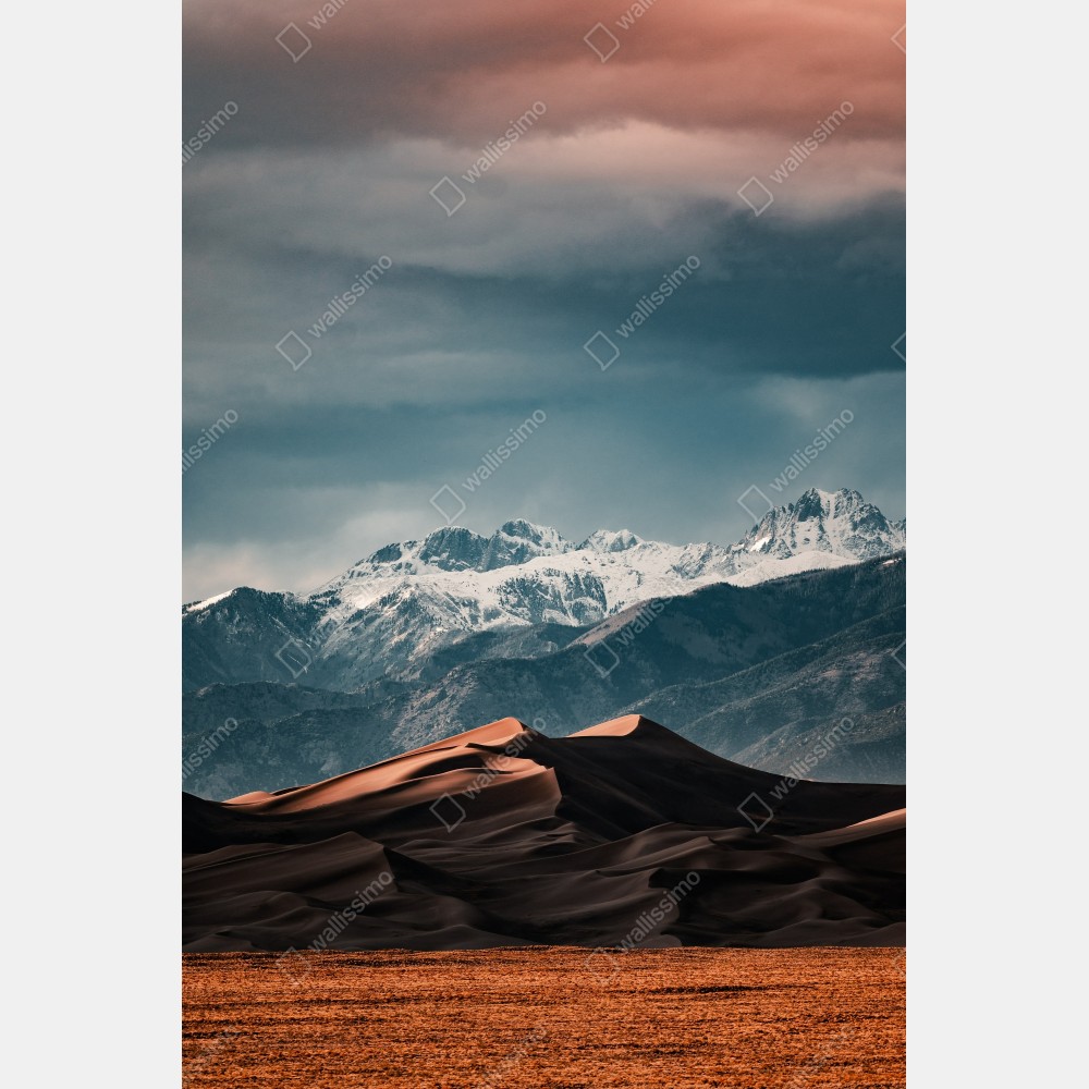 Naklejka na biurko i stół wydmy pustyni pod zaśnieżonymi szczytami – Wallissimo® Naklejka na biurko i stół wydmy pustyni pod zaśnieżonymi szczytami – Wallissimo®