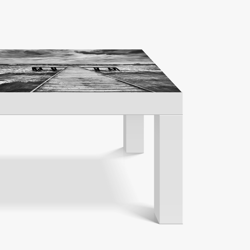 Naklejka na biurko i stół dramatyczne czarno-białe molo prowadzące w burzliwe morze – Wallissimo® Naklejka na biurko i stół dramatyczne czarno-białe molo prowadzące w burzliwe morze – Wallissimo®