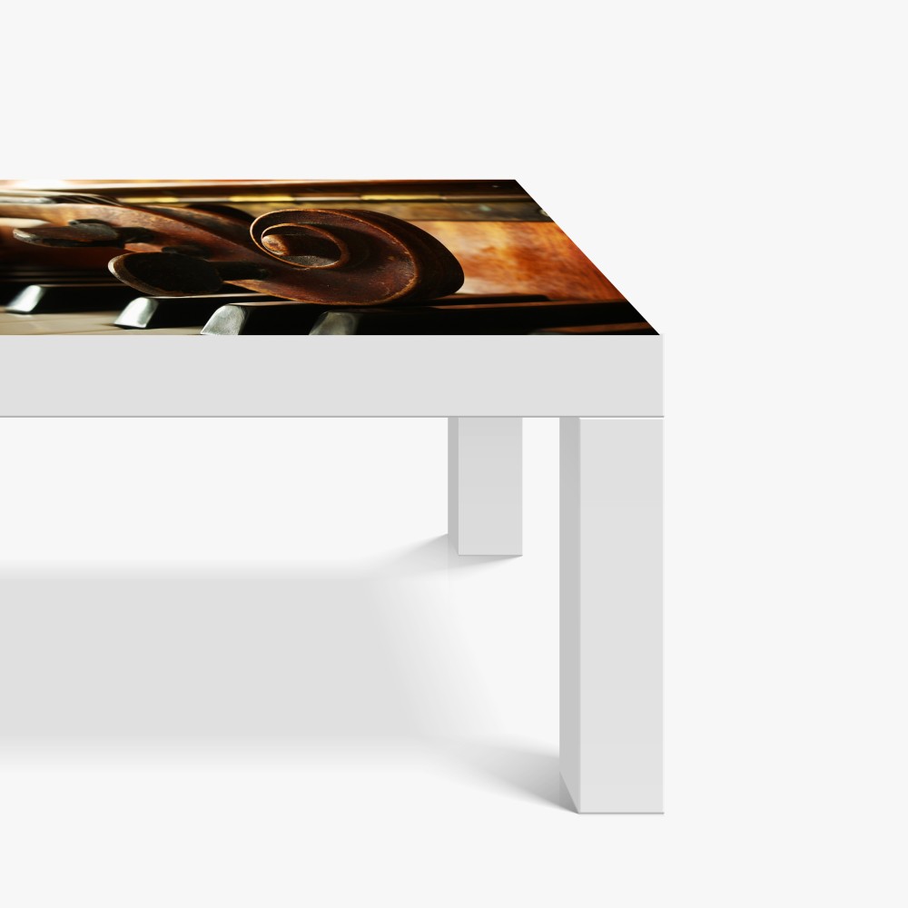 Naklejka na biurko i stół zabytkowa główka skrzypiec na klawiszach fortepianu – Wallissimo® Naklejka na biurko i stół zabytkowa główka skrzypiec na klawiszach fortepianu – Wallissimo®