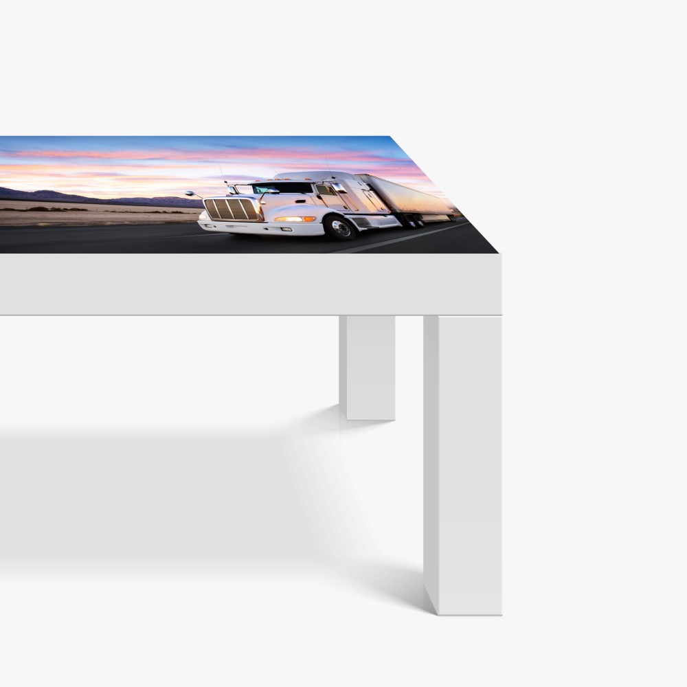 Naklejka na biurko i stół ciężarówka w ruchu o zachodzie słońca – Wallissimo® Naklejka na biurko i stół ciężarówka w ruchu o zachodzie słońca – Wallissimo®