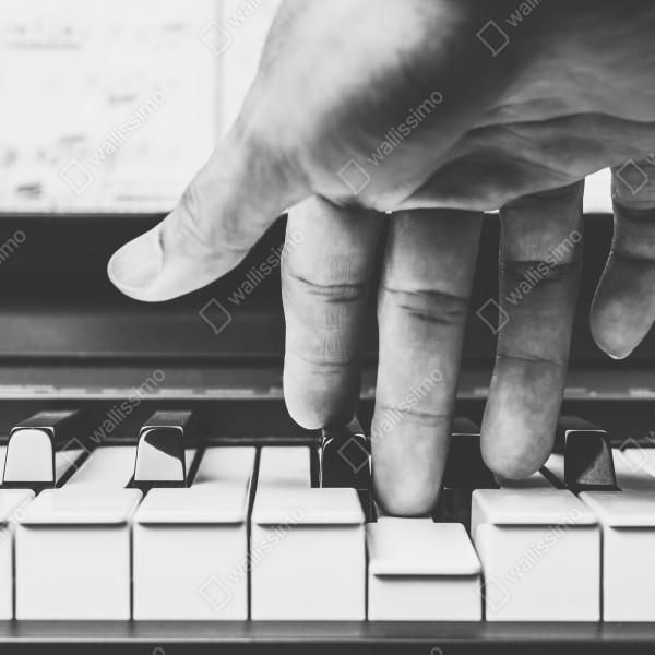 Naklejka na biurko i stół ręka na klawiszach fortepianu – Wallissimo® Naklejka na biurko i stół ręka na klawiszach fortepianu – Wallissimo®