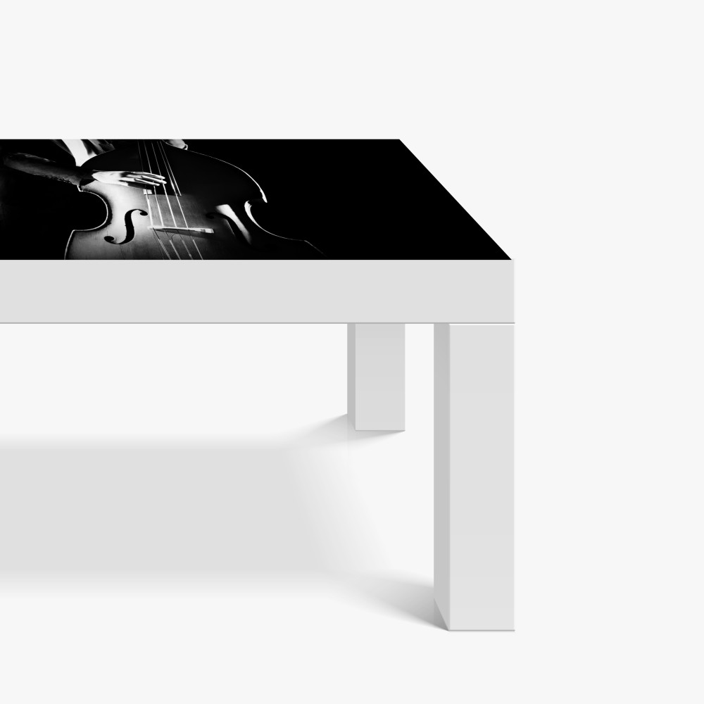 Naklejka na biurko i stół kontrabasista w dramatycznym świetle – Wallissimo® Naklejka na biurko i stół kontrabasista w dramatycznym świetle – Wallissimo®