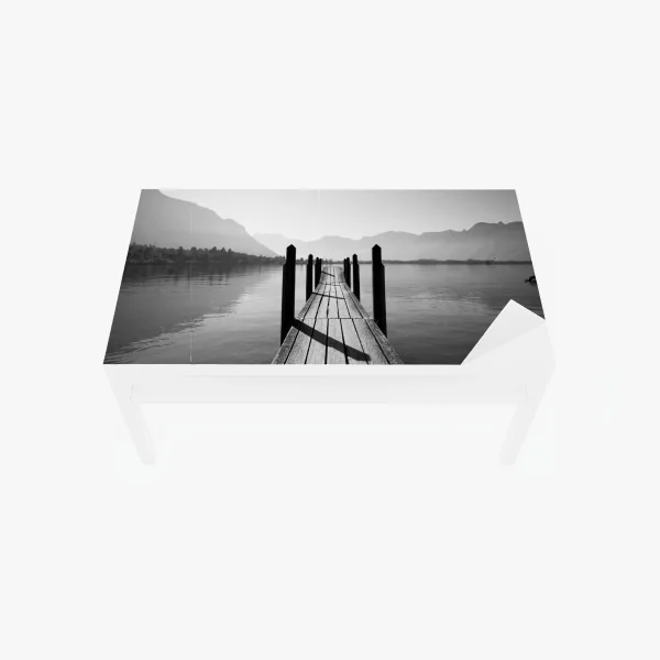 Naklejka na biurko i stół spokojny pomost nad jeziorem w czerni i bieli
