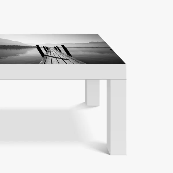 Naklejka na biurko i stół spokojny pomost nad jeziorem w czerni i bieli – Wallissimo® Naklejka na biurko i stół spokojny pomost nad jeziorem w czerni i bieli – Wallissimo®