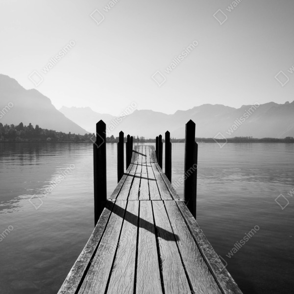 Naklejka na biurko i stół spokojny pomost nad jeziorem w czerni i bieli – Wallissimo® Naklejka na biurko i stół spokojny pomost nad jeziorem w czerni i bieli – Wallissimo®